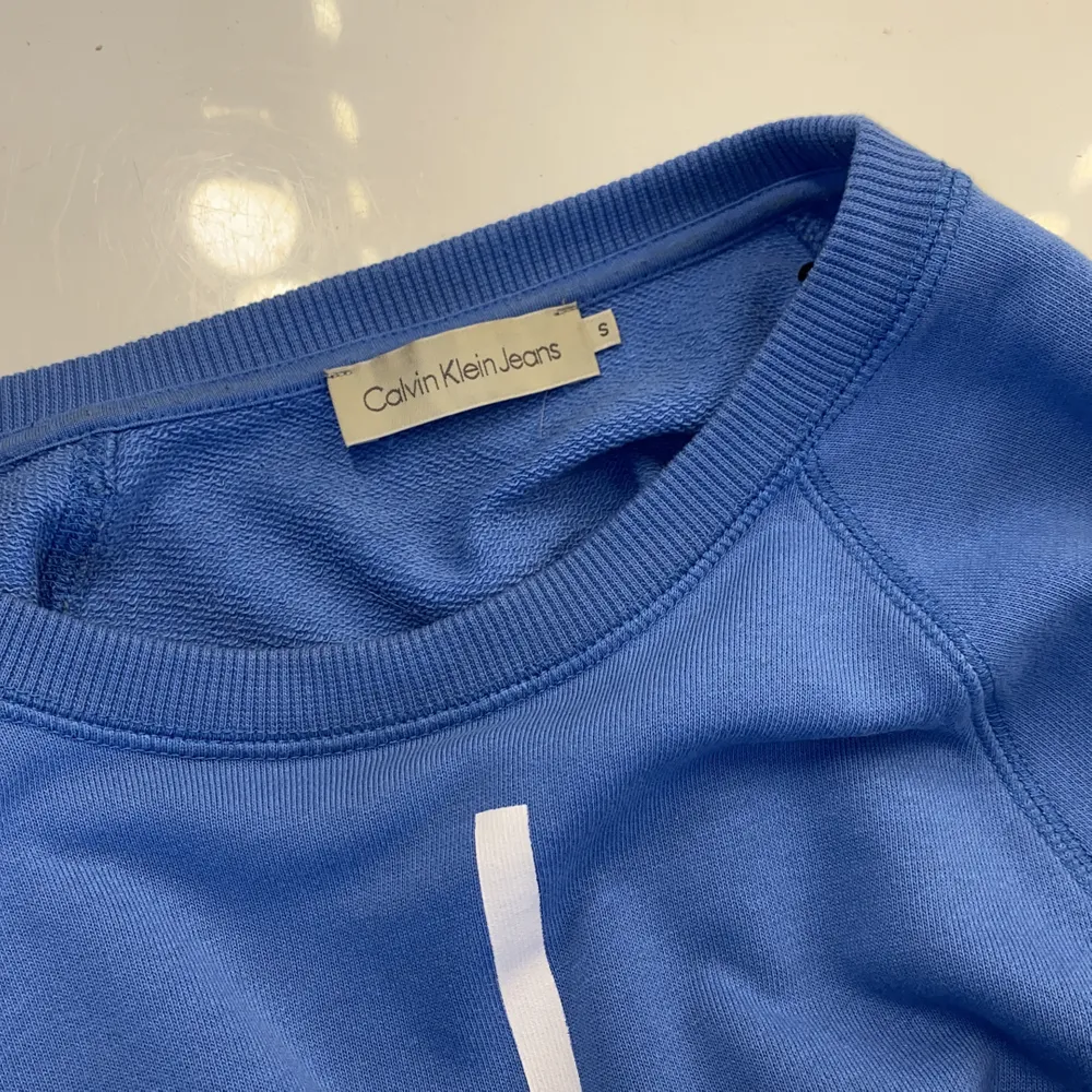 Superfin blå tröja från Calvin Klein. Använd ca 3 gånger, som ny. Möter upp i Umeå annars står köparen för frakten:). Tröjor & Koftor.