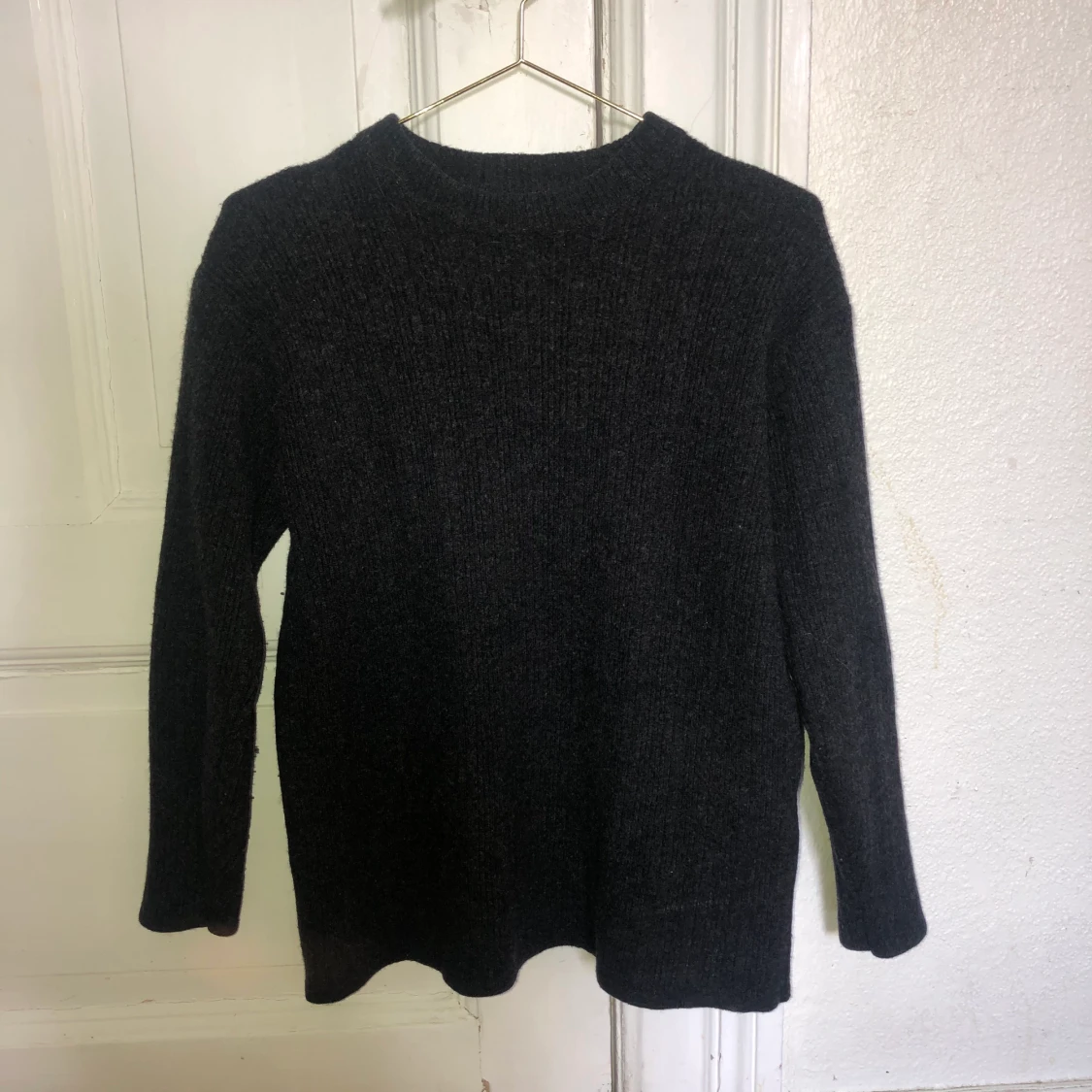 Mörkgrå stickad tröja