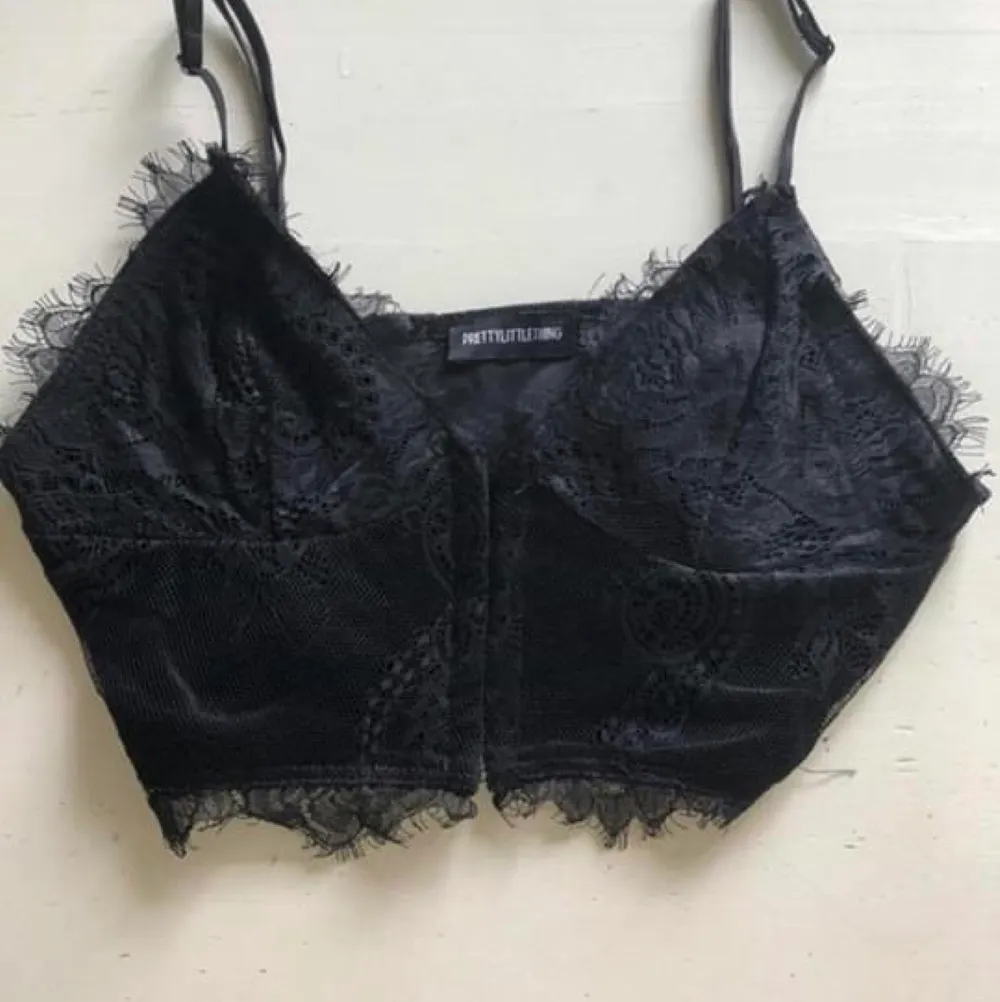 Bralette från prettylittlething. Aldrig använt. Storlek 10 (UK) 38 (EU). Kan skickas mot fraktkostnad på 35kr. Toppar.