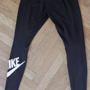 Nike tights - Midjemått: 71 cm (Resår midja dock) Inreben längd: 71 cm Yttreben längd: 92 cm                                                            Meddela mig vid intresse! Budgivning om fler är intresserade!