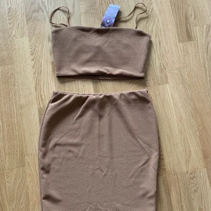 Brunt set  - Topp och kjol-set från boohoo. Aldrig använt. Prislapp kvar. Storlek 36. 200 inklusive frakt.