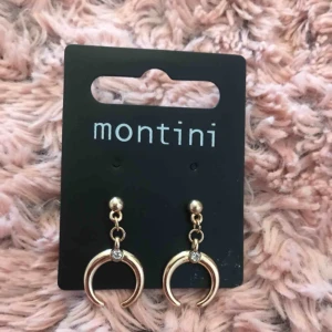  - Guld trendig örhänge, aldrig använd. Möts upp eller fraktar! 