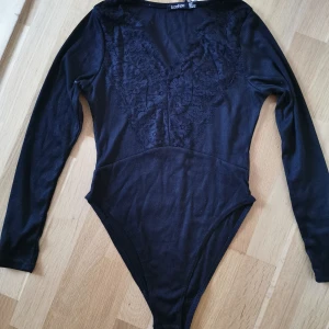 Svart body  - Från boohoo med lappar kvar. Fin spets detalj vid brösten storlek s