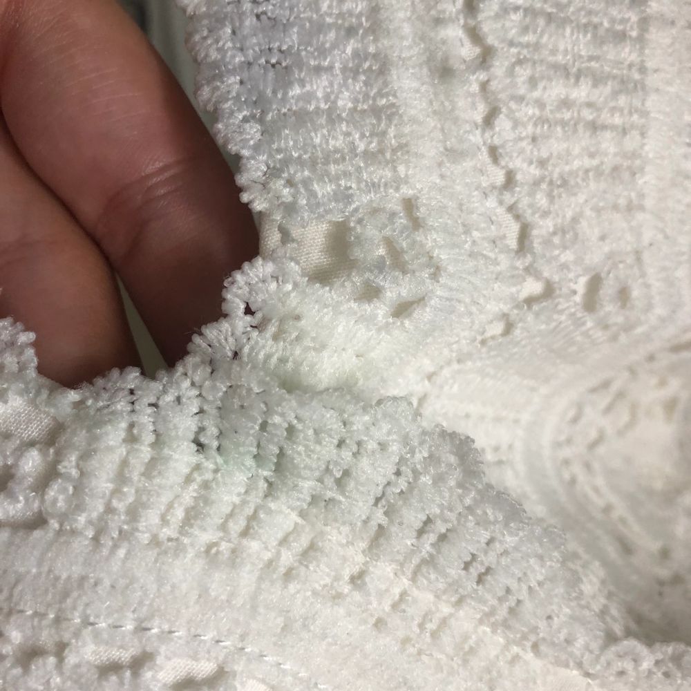 Vit klänning från chiara Forthi i storlek 36, nypris: 600kr och aldrig använd, ser dock ut att skifta i blått mellan brösten men syns inte i alla vinklar och ingenting man tänker på (se bild 3) därav mitt pris 100, köparen betalar frakt. Klänningar.