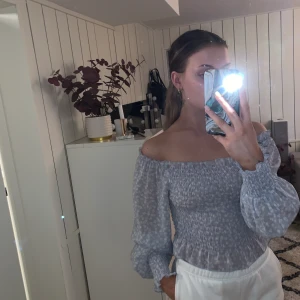 Blå Off shoulder  - Blå off shoulder topp med detaljer, storlek S. Köparn står för frakt 📦 