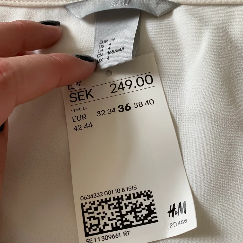 Säljer en oanvänd vit blus ifrån H&M med prislappen kvar! Vill ni ha fler bilder så får ni gärna höra av er, köparen står för frakten🌷. Blusar.