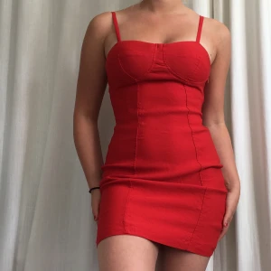 Röd klänning - Så snygg röd klänning. Försökte för längesen ta ut bhinläggen då den är lite för liten för mig där men lyckades ej, därav hålet på insidan😣 sys lätt ihop🥰💘