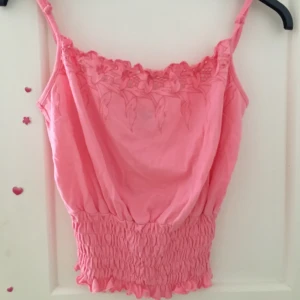 Top - Vintagetop i storlek small. Fler bilder kan självklart fixas.  Lägg bud.  Startbud: 150 kr Ledande bud:   Köparen står för frakt.