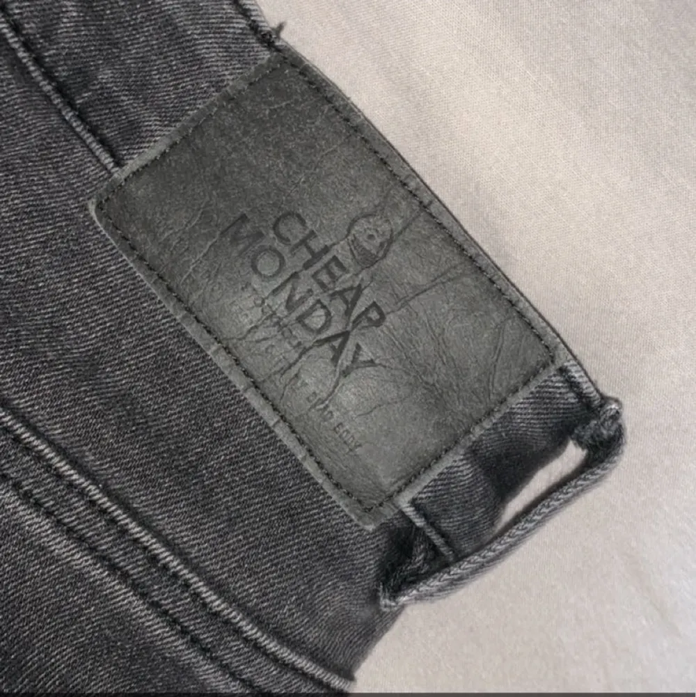Storlek 27/32 använda 2 ggr har gjort hållen själv         150kr + frakt . Jeans & Byxor.