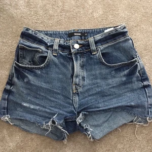 Jeans shorts - Använda ett fåtal gånger, storlek XS, ganska hägmidjade 🥂