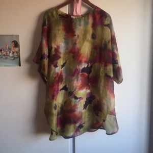  - Klänning/tröja/bär-den-hur-du-vill i transparent mjukt tyg. 70kr + frakt! 