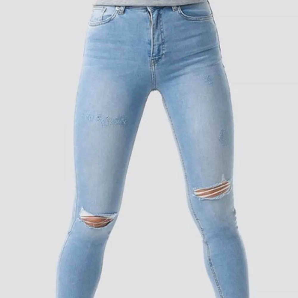 Coola håliga jeans i ljusblå. Jeans & Byxor.