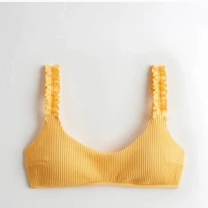 Bikinitopp - Säljer en sjukt fin bikini topp ifeån hollister. Slutsåld i affärerna i Sthlm. Aldrig använt utan den är endast testad därmed priset.💓💖 köptes för 320kr