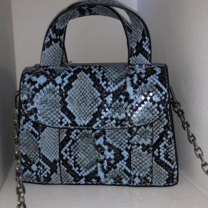 Snakeprint axelväska - Skitcool mindre väska från Zara med två ”fack”. Använd fåtalet gånger men skicket är så gott som nytt! Lång kedja men jag brukar ha den kortare genom att stoppa in en bit kedja i själva väskan :) köparen står för frakt🥰