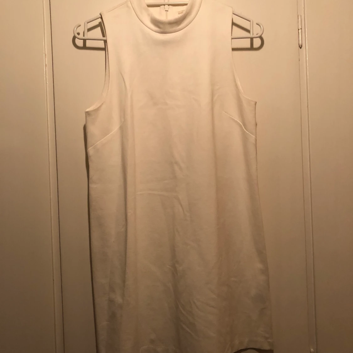 Vit klänning med hög krage