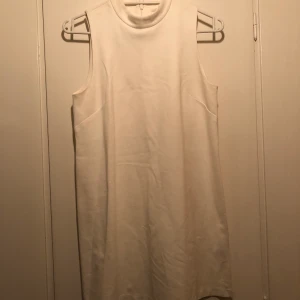 Vit klänning med hög krage - Vit klänning från HM med hög krage. Storlek XS.