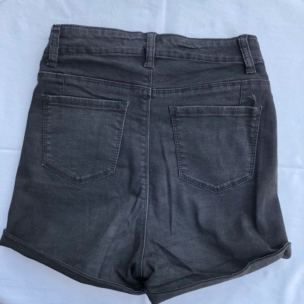 Jättesnygga, korta, svarta jeansshorts med kopparkablar. Jättesköna då de är gjorda i ett stretchigt material! Säljes då de är för små för mig. Frakt ingår! 💘. Shorts.
