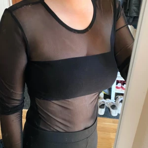 Svart mesh topp - Svart mesh topp från H&M. Passar XS-S