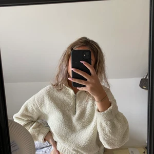 Lurvig tröja - Säljer min super sköna lurviga tröja från Gina. Sparsamt använd. Priset kan diskuteras vid snabb affär, köparen står för frakt