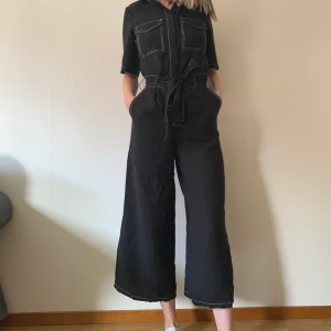 Svart byxdress från object - En snygg, svart byxdress med sömmar från object i storlek 34. Har bara använts 2 gånger 