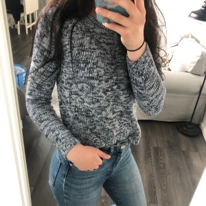 Fin stickad tröja  - Fin stickad tröja i olika blåa nyanser. Knappt använd, st xs. 150kr plus frakt. Pris går att diskutera.