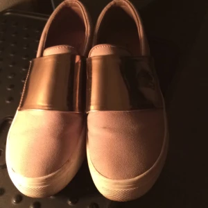  - Snygga slip on skor från HM.
Använt fåtal gånger. 
Färgen är sandfärgad med brett rosé spänne.
Väldigt sköna!
