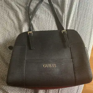Guess axelremsväska väska köpt för 1500 kr, och säljs nu för 900 kr aldrig använd i bra skick