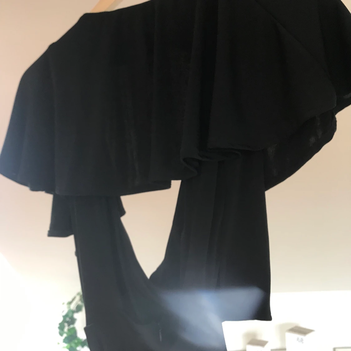 Svart jumpsuit med volang - 38