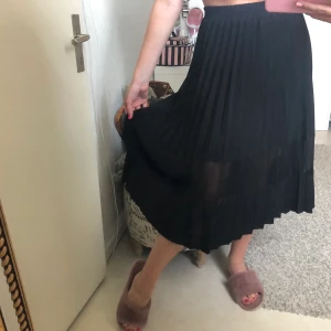 Plisserad kjol - Svart plisserad kjol