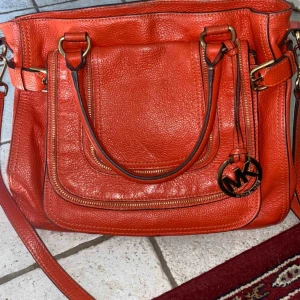  - Sjukt fin väska från Michael kors, sparsamt använd, kan tänka mig gå ner i pris vid snabb affär 