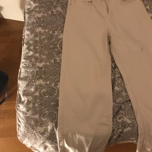 Vita vida jeans - Lite stretchiga jeans som är vida vid vaderna och lite croppade, storlek L . Köpta på Åhléns (säljer för att dom är förstora)