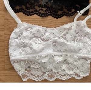 Spets topp - Vit spetstopp. Passar xs/s. (OBS, kolla gärna in mina andra annonser, köp billigt och utan fraktkostnad🤩) 