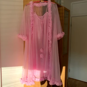 Rosa Vintage Nattlinne  - supervacker gammal nattklädsel, helt kär men inget som används. ett snöre på uterdelen är tyvärr av men medföljer och är super lätt att sy på! underdelen är bred och luftig så passar alla beroende på hur du vill att det ska sitta