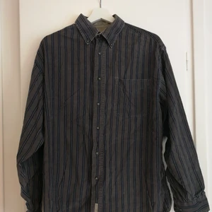 Skjorta  - Randig skjorta köpt second hand. Knappt använd. I väldigt bra skick. Frakt tillkommer. 