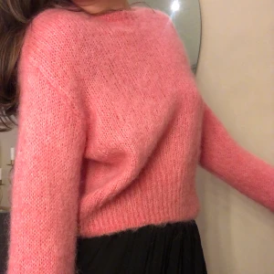 Rosa stickad tröja - Super gullig rosa stickad tröja. Färgen gör sig inte så bra på bild då den egentligen är mycket mer rosa i verkligeheten🙄. Storlek XS. Hör av dig för fler bilder eller andra funderingar! Frakt tillkommer