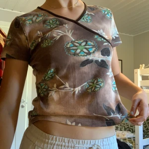 Tshirt - Går lätt att styla genom att croppa eller matcha med en snygg underdel!!  vid många intresserade gäller budgivning🥰 