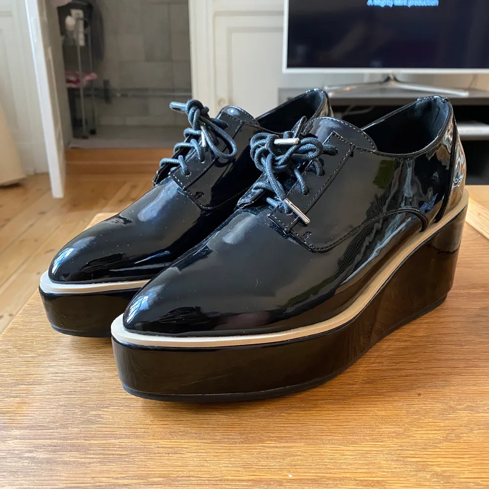 Super new condition! Paid 700kr to add additional grip on the bottom of the shoes. Only worn indoors. Inspired by the Stella McCartney platform oxfords! Free delivery within Stockholm. Payment by Swish.. Skor.