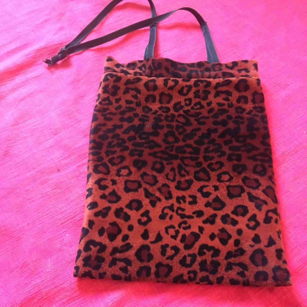 Snygg väska i leopardmönstrat pälsliknande material med fina färgskiftningar. Köpt på beyond retro. . Väskor.