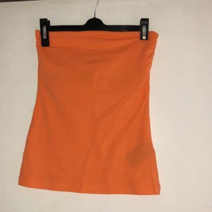 Orange tubtopp - En knappt använd tubtopp från hm. Köparen står för frakt!