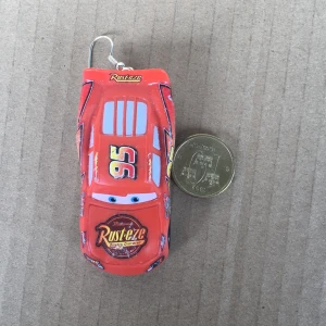 blixten mcqueen - säljer ett blixten mcqueen örhänge av en leksaksbil! inte tungt alls, säljer det för 60inkl frakt, 15kr går till valfri organisationen som jag swishar, bevis skickas till köparen!