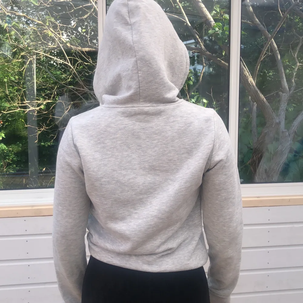 En skön hoodie från Gina Tricot i strl S, med ett tryck på framsidan som det står Respect på. Köpt för 249kr, köpare står för frakt. Hoodies.