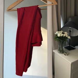 Röda träningstights - Röda in öincip oanvända träningstighst pågrund av att de e lite små. Sitter dock jätte bra annars ä har bra pass form. Åker inte ner!!! Är från New apparel. Köparen står för frakten.