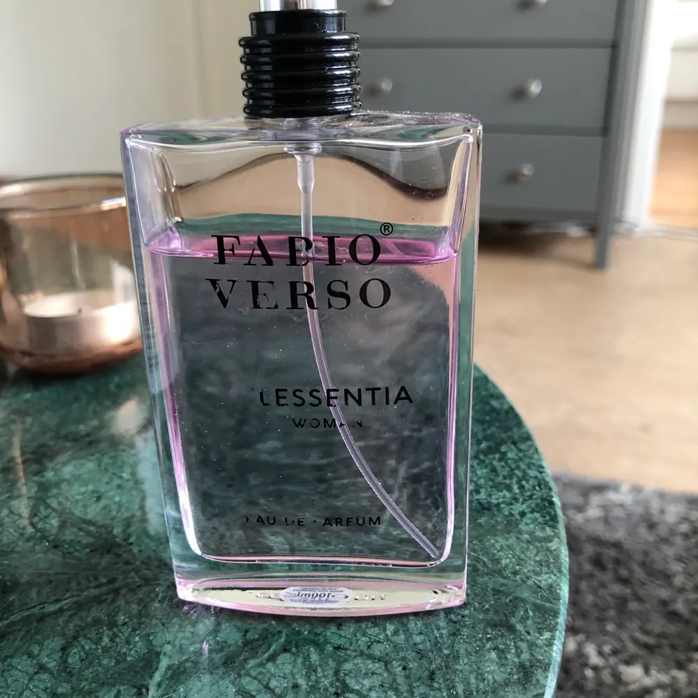 Fabio Verso ”schlessentia” parfym, använt ca 1/4 av flaskan! Passar utmärkt om man vill ha en mer blommig doft, ganska stark så det räcker oftast med något sprut (väldigt sparsam alltså ☺️) köpt för 50kr, säljer för 25kr 😌. Accessoarer.