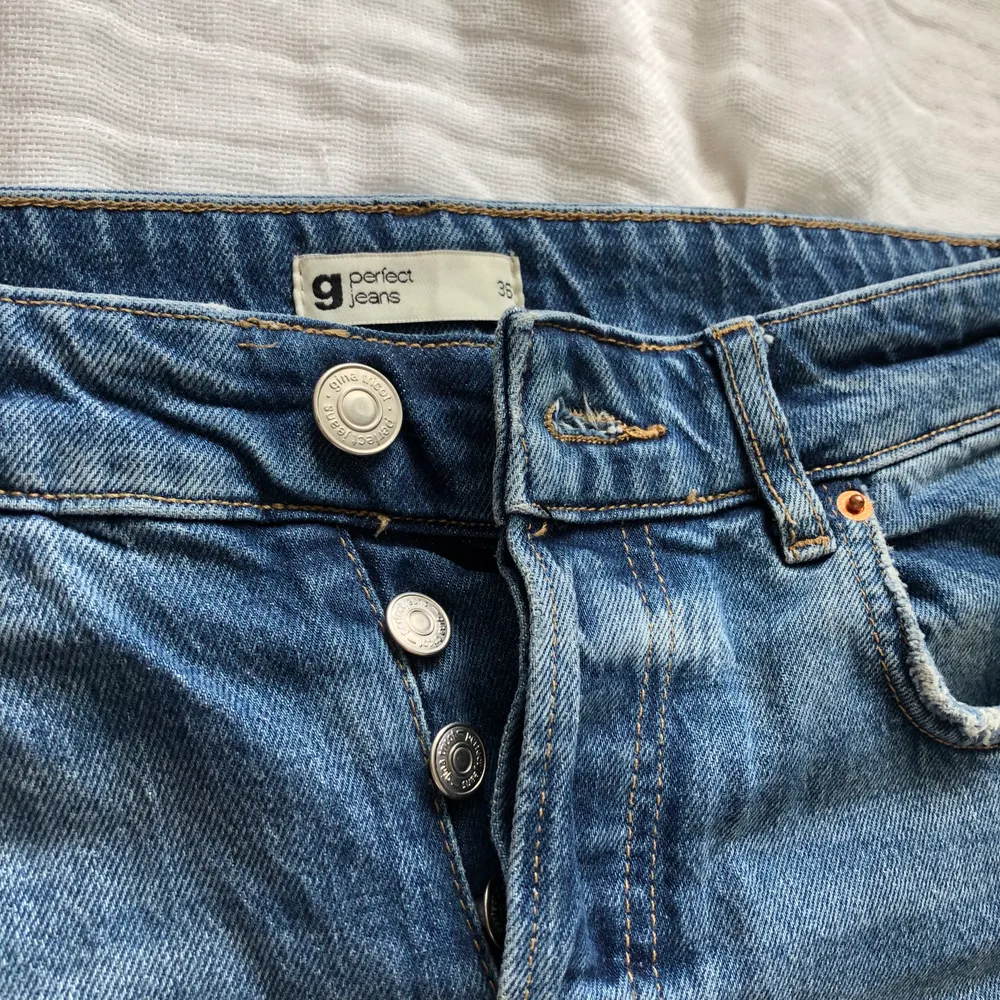 Jeans från Gina Tricot, storlek 36! 80kr 😇Fint skick!! Vid större intresse sker budgivning start 80kr!!!. Jeans & Byxor.