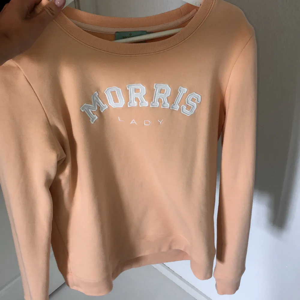 En orange Morris sweatshirt i storlek S. Fint skick. Skriv om du är intresserad! Frakt ingår ej i priset! . Tröjor & Koftor.