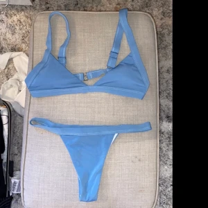 Bikini - Jättesöt bikini men för liten för mig! Använd 2 gånger max! Det är storlek M men passar mer en S då den e liten i storleken! Köparen står för frakten 💕