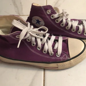 Lila Converse - Superfina Lila Converse i strl 38. sparsamt använda i gott skick👍 säljs pga för små. möts gärna upp  i stockholm. Pris kan diskuteras 