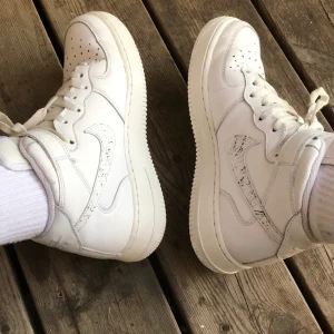 Nike air force 1s hightops - Jag har målat med läderfärg på nikemärkerna på utsidan av skon och på insidan har jag stänkt med svart läderfärg. Förut var skorna inte så fina men jag har reataurerat upp dom fint. Frakt ingår ej