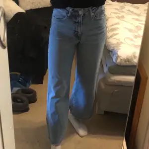 Säljer jättefina jeans i mkt fint skick. Nästan oanvända. Stl 36. 190kr plus frakt🦋 