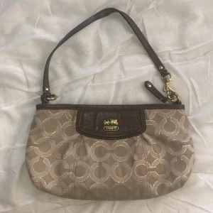 Fake COACH mini väska  - FAKE COACH väska. Väldigt söt, lite slitet vid handtaget men allt är i bra form annars✨ köparen står för frakt! 